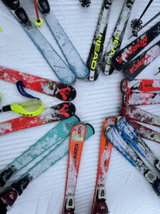 skis